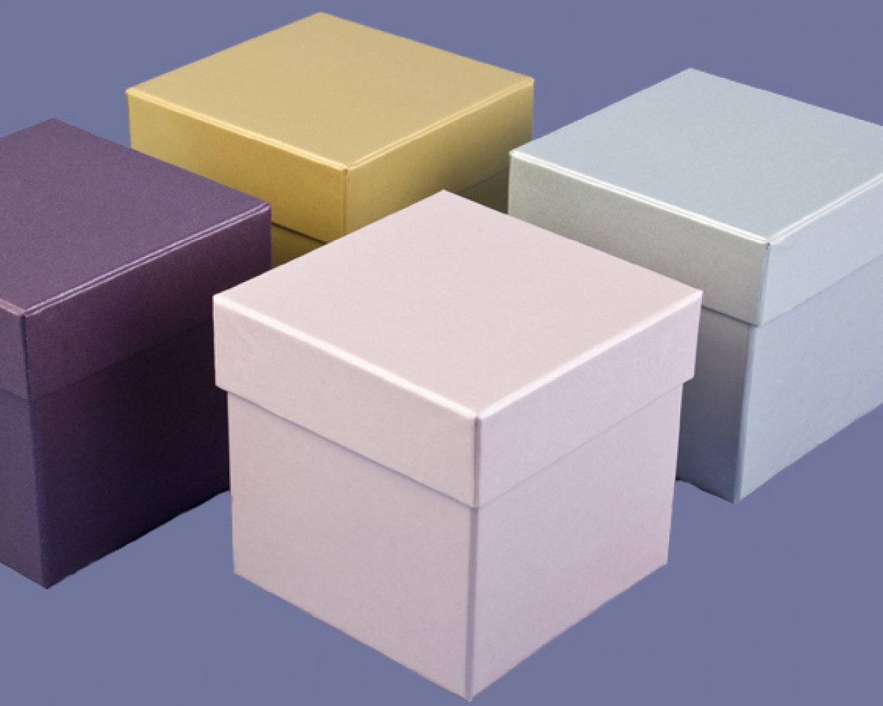 Коробки от производителя дешево купить. Цветные коробки. Коробки картонные цветные. Коробки из дизайнерского картона. Коробка квадратная.